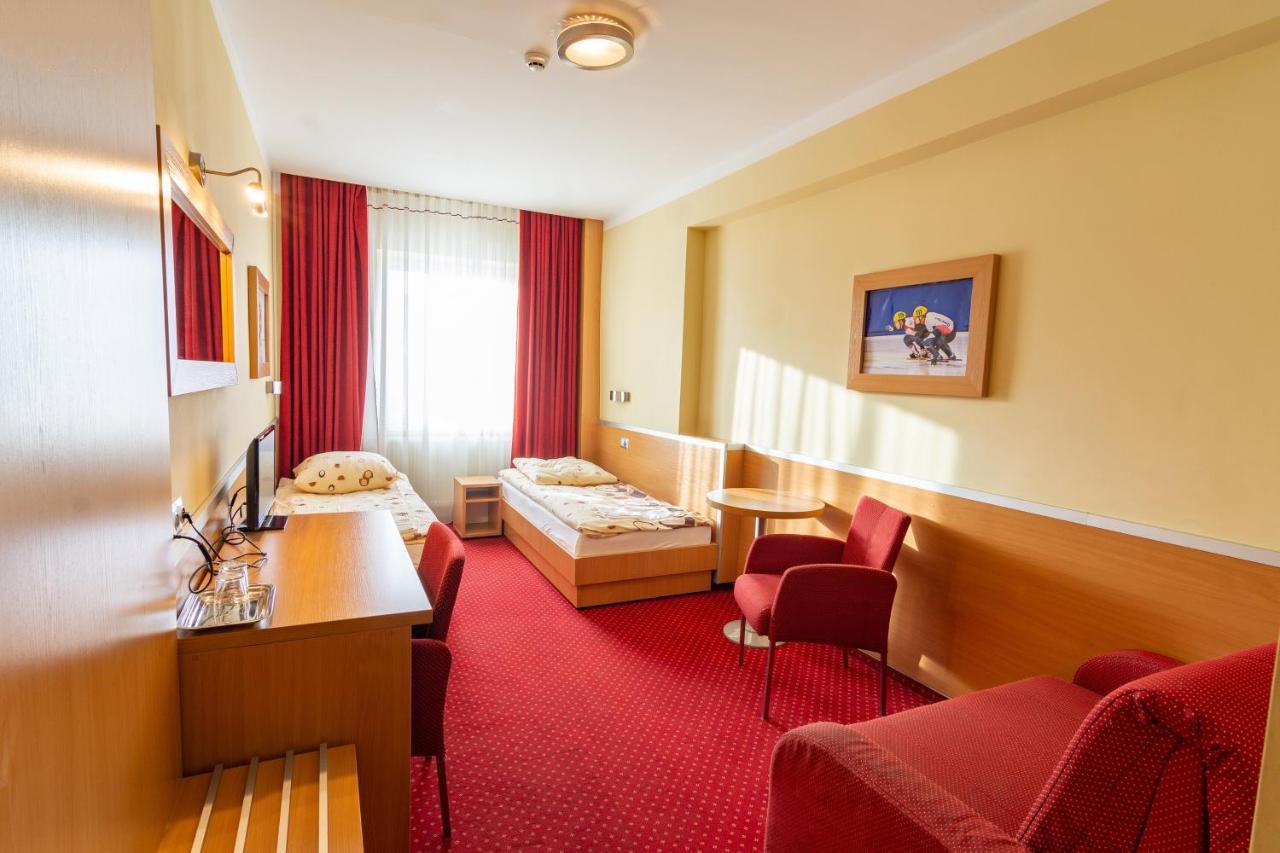 Dom Sportowca Blonie - Mosir Hotel Sanok Ngoại thất bức ảnh